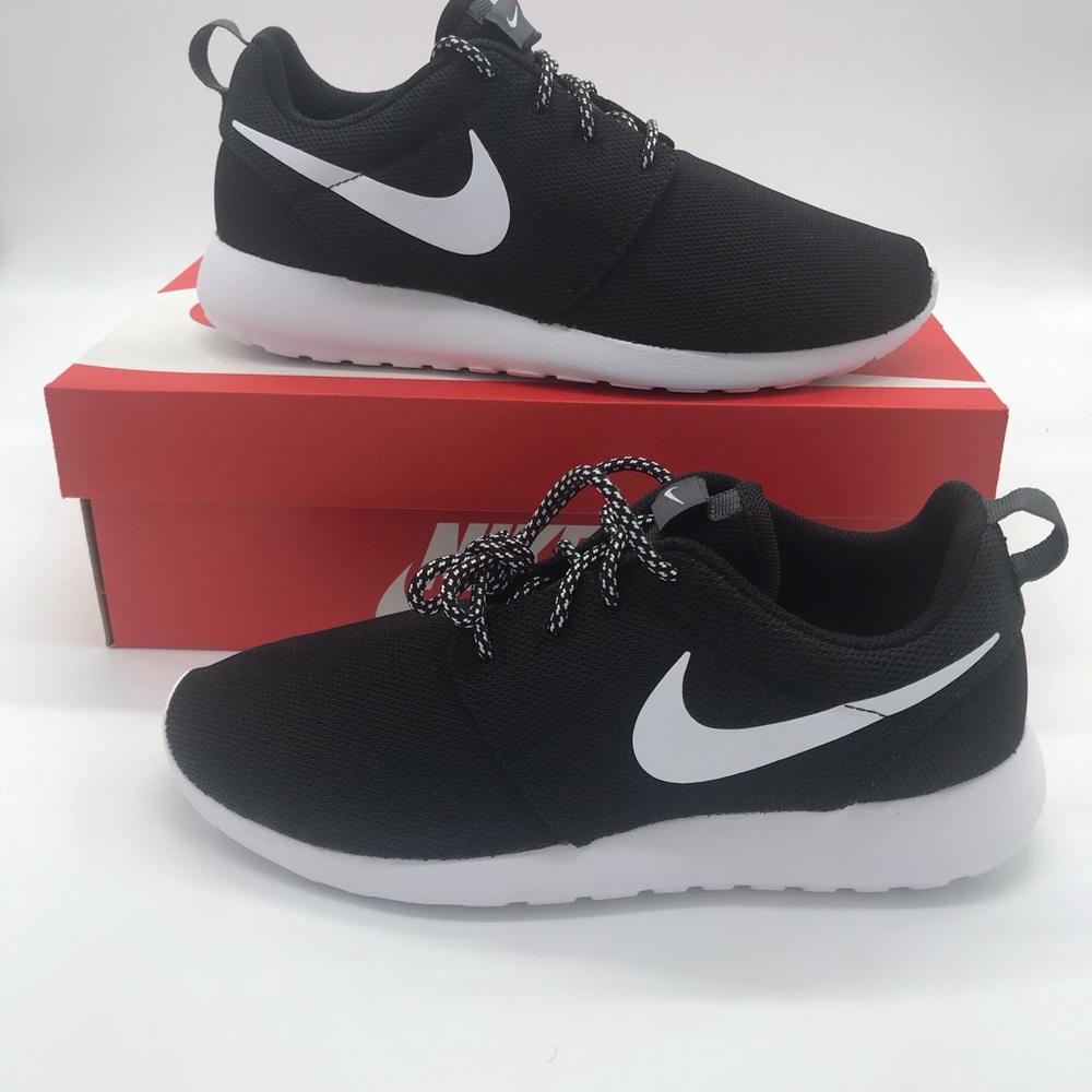 Nike Women’s roshe black white shoes 844994-002 - Picture 1 of 3